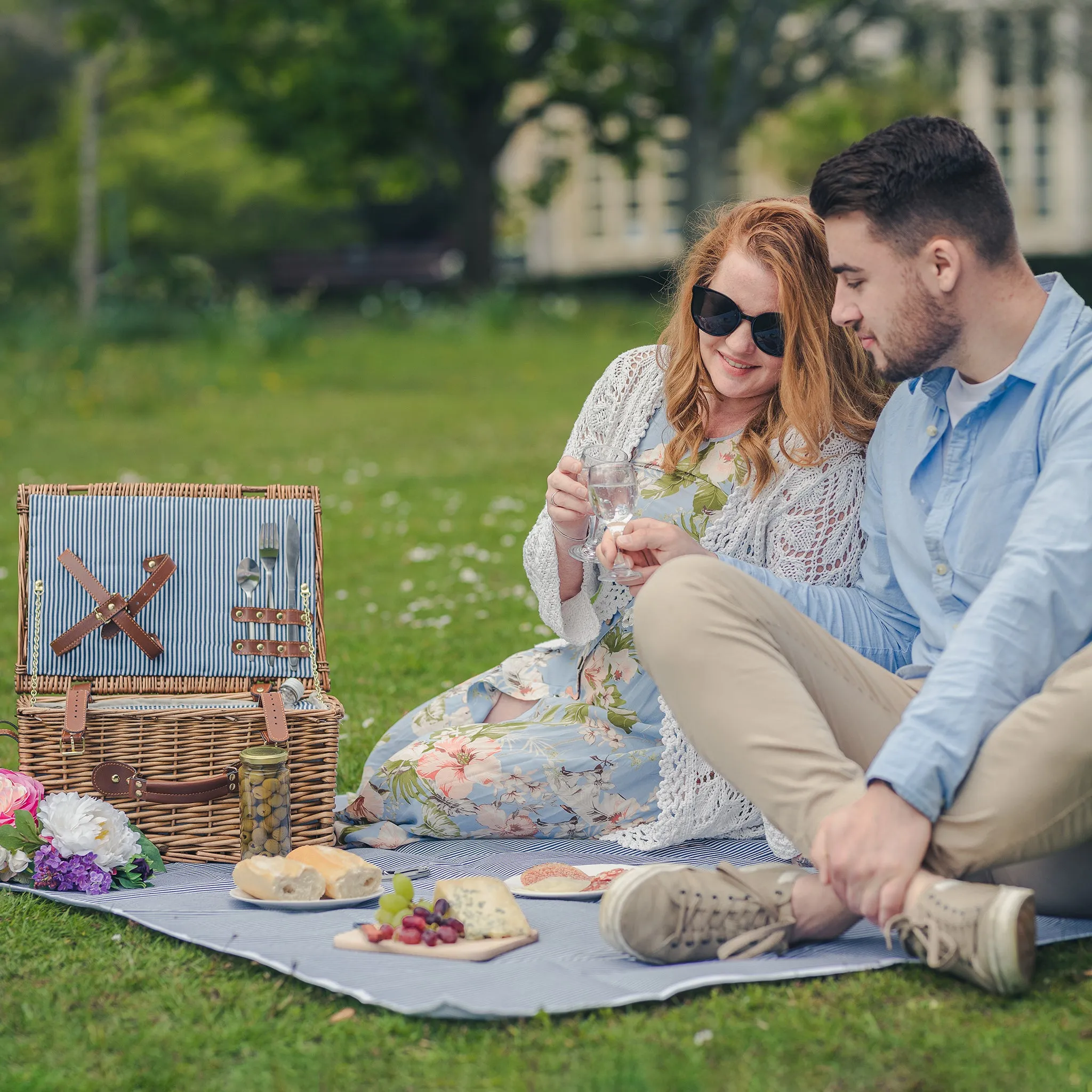 Abbotsbury Willow Picnic Basket Hamper with Picnic Blanket