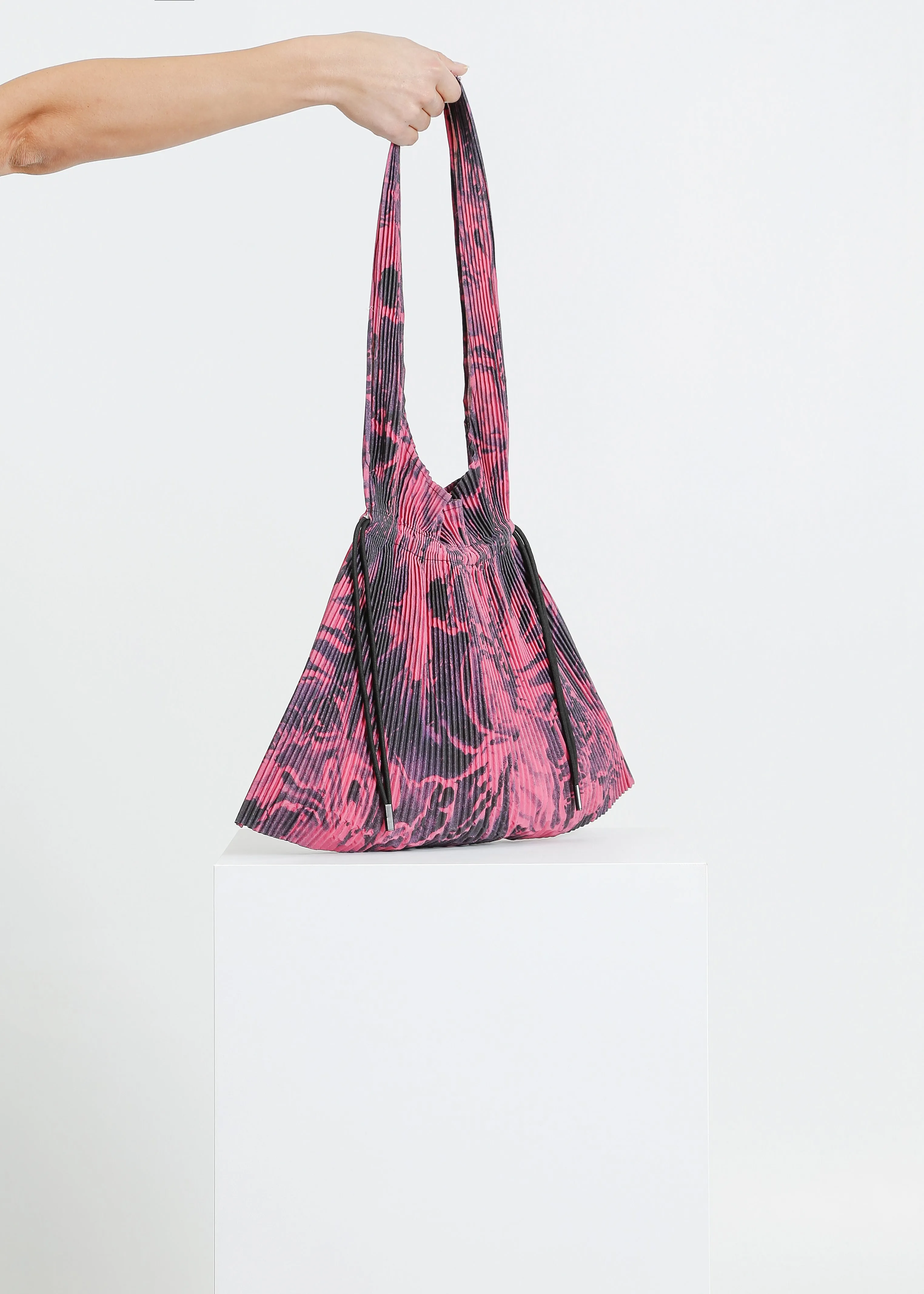 ASH PLEAT TOTE / MAGENTA-BLACK