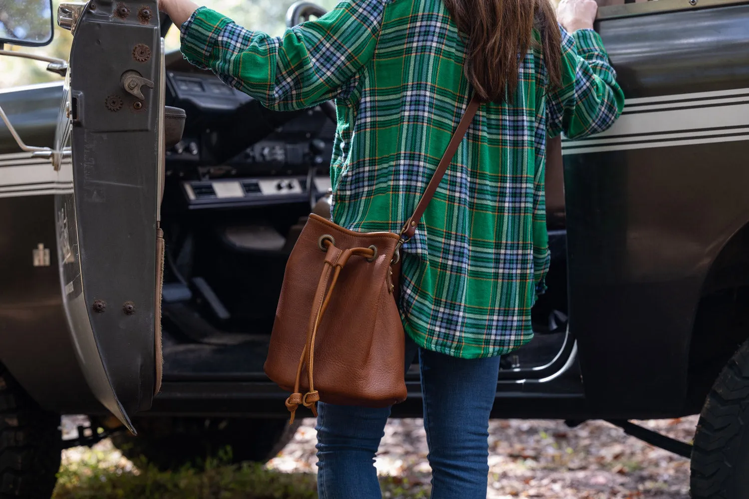 LEATHER BUCKET BAG - LARGE - SADDLE