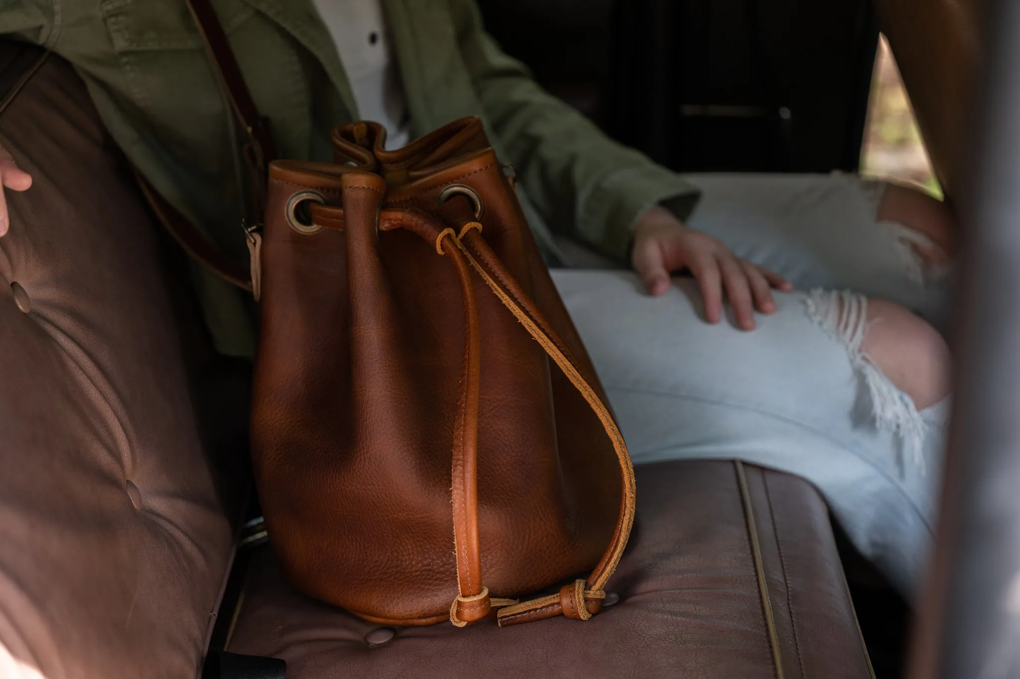 LEATHER BUCKET BAG - LARGE - SADDLE