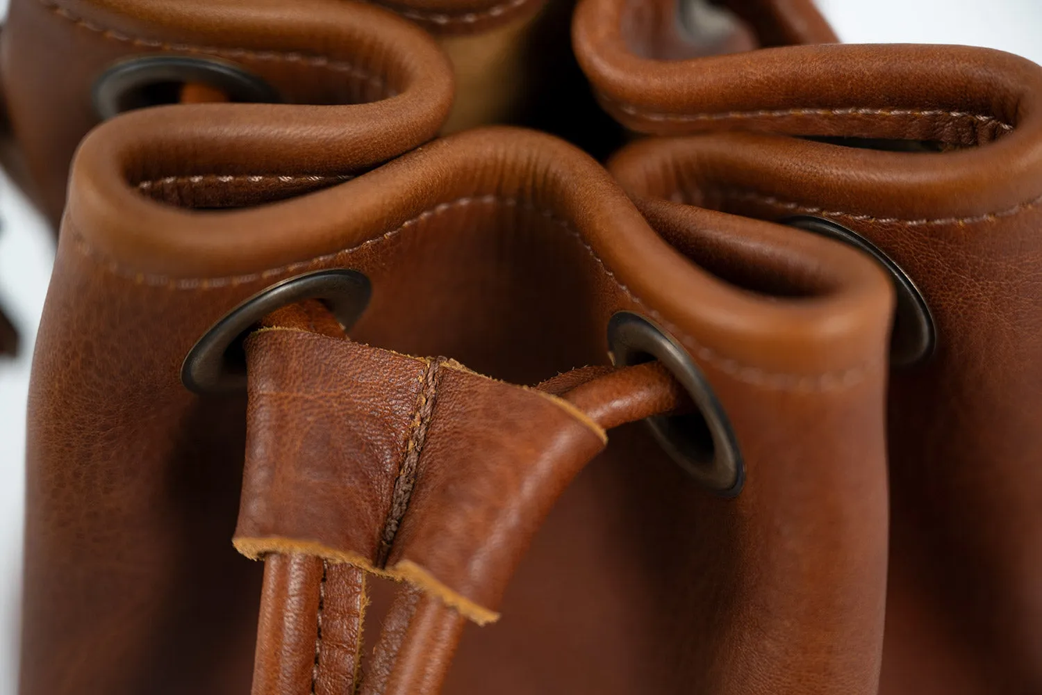 LEATHER BUCKET BAG - SMALL - SADDLE