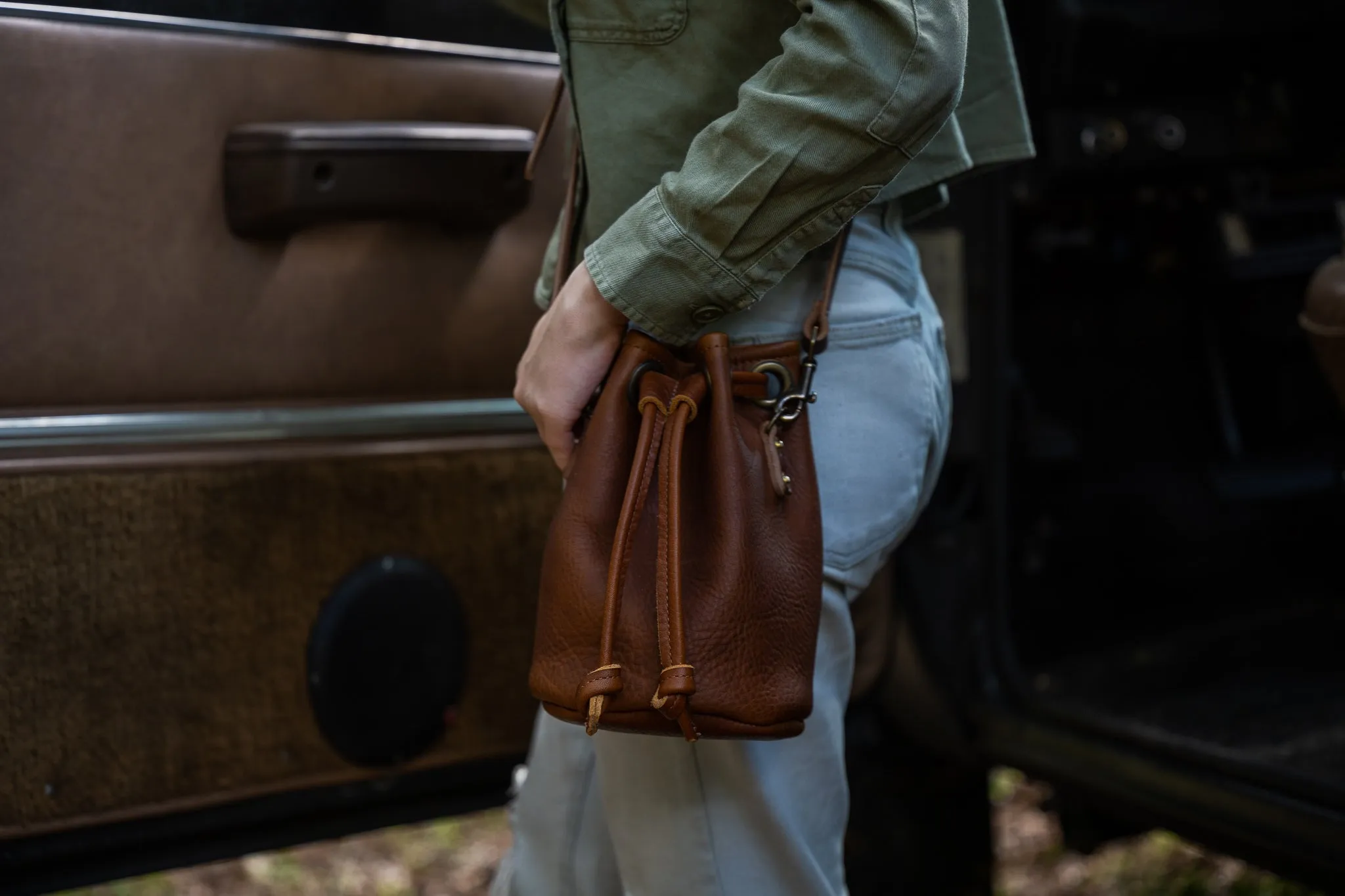 LEATHER BUCKET BAG - SMALL - SADDLE