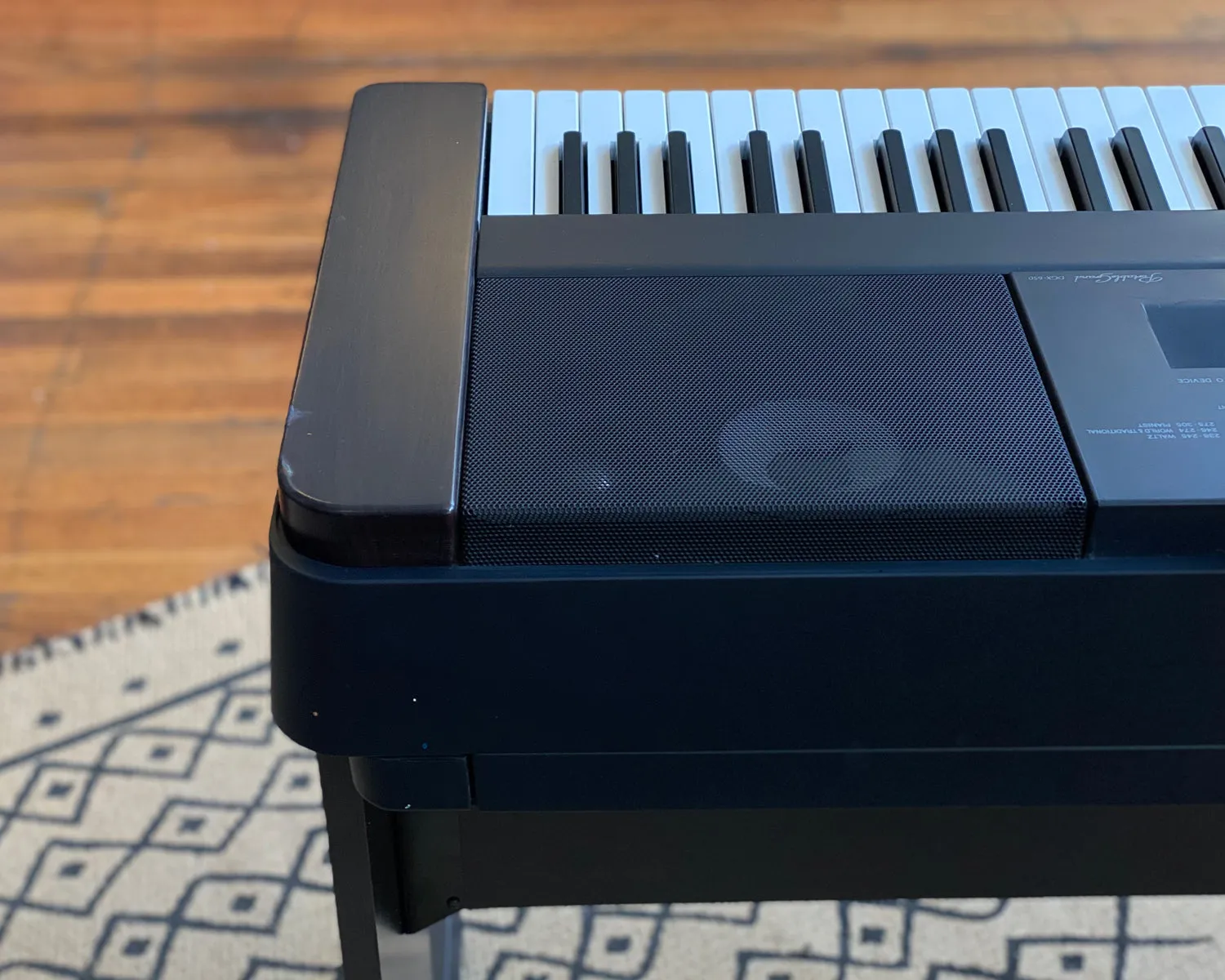 YAMAHA DGX-650 Digital Piano