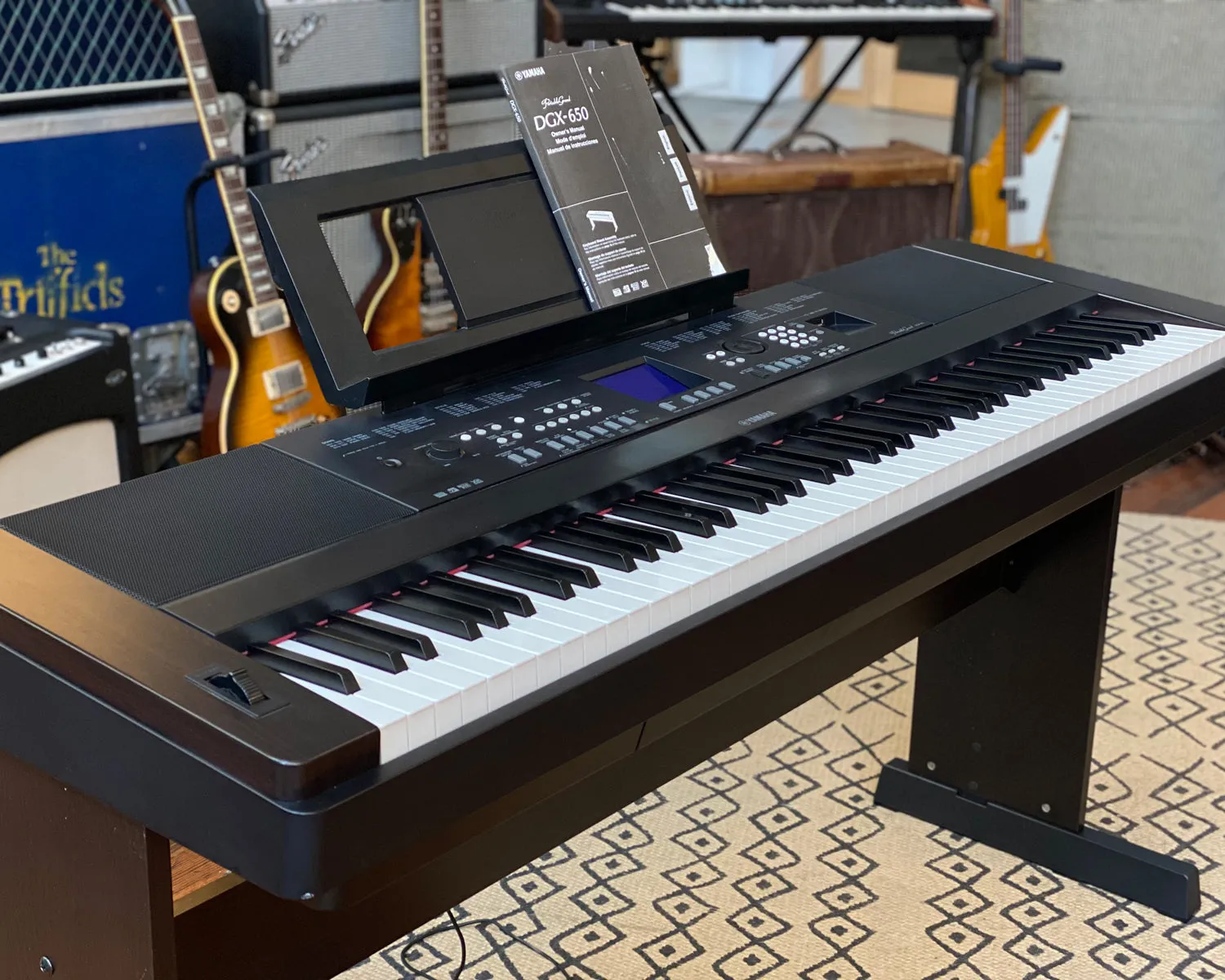 YAMAHA DGX-650 Digital Piano